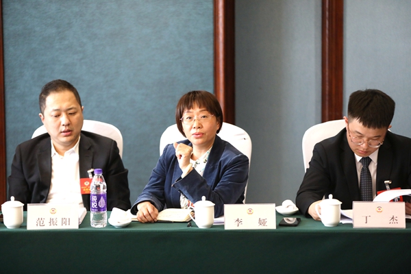 政协委员分组审议政协两个工作报告