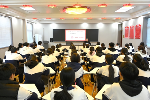 市政协主席谭江走进济源四中讲授思政课