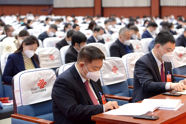 【跟着镜头看两会】市政协十一届二次会议开幕