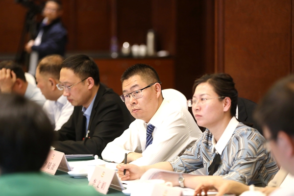 【跟着镜头看两会】政协委员分组审议政协两个工作报告