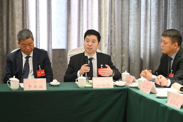 【跟着镜头看两会】政协委员参加联组讨论