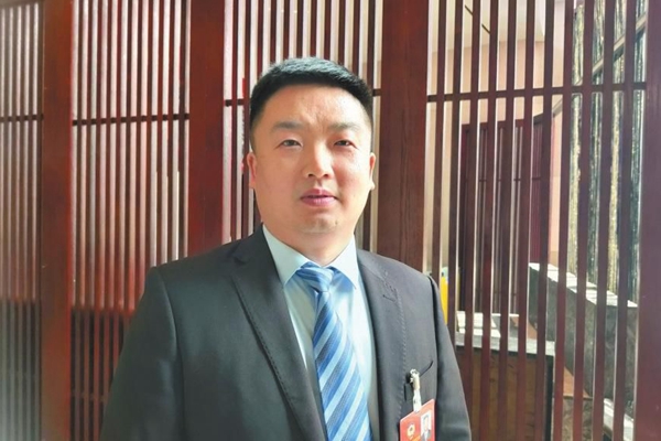 市政协委员成建永：科学规划 破解学生“接送难”问题