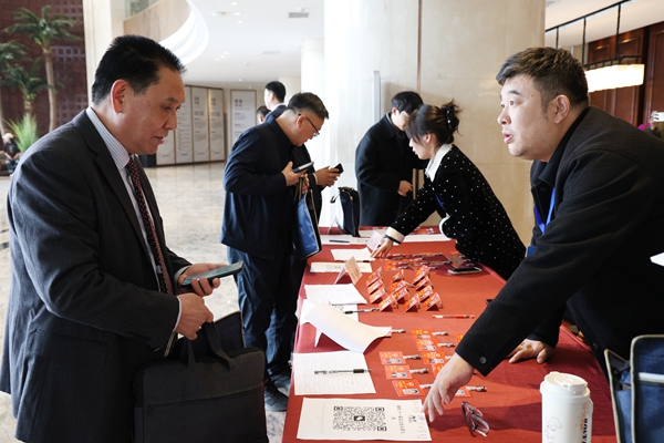 政协委员赴会报到