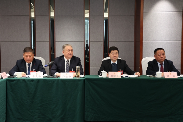 市政协委员举行分组讨论