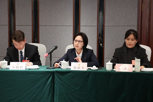 【跟着镜头看两会】政协委员参加联组讨论
