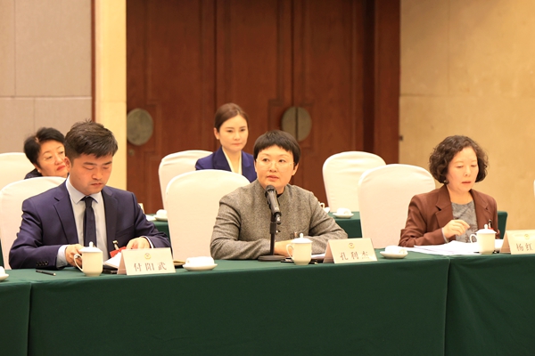 【跟着镜头看两会】政协委员参加联组讨论