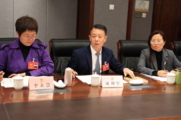 【跟着镜头看两会】政协委员参加联组讨论